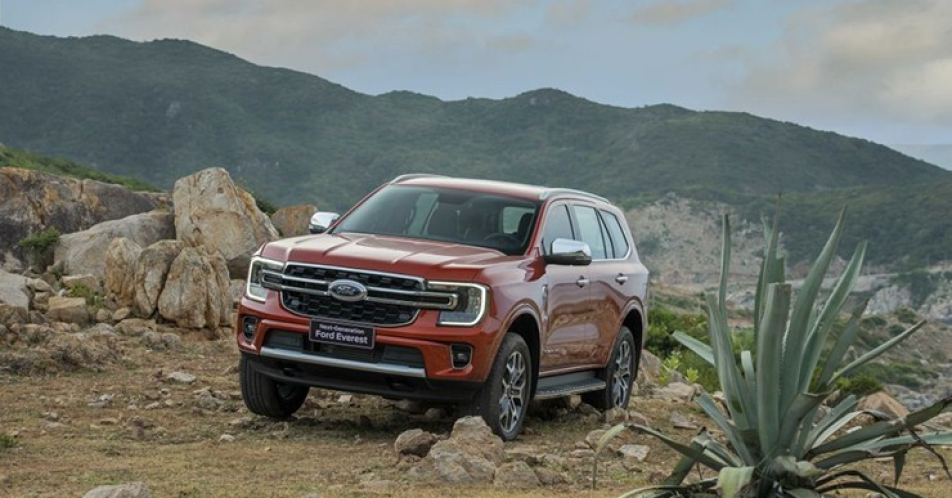 Giá xe Ford Everest tháng 11/2024, bản Ambiente giảm 100% lệ phí trước bạ