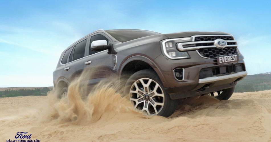 Everest 4x4 mạnh mẽ chinh phục cát trắng