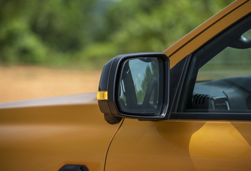 Gương Ford Ranger 2023 đầy đủ tính năng chỉnh điện, gập điện, báo rẽ