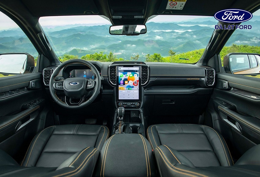 Bảng taplo và ốp cửa Ford Ranger 2023 bọc da, đi kèm đường chỉ viền khác màu